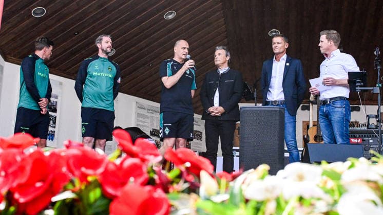 23.07.2026, AUT, Fußball, Herren, 1. Bundesliga, Trainingslager, Saison 2026 2027, Zell am Ziller, 15 Jahre Partnerschaft: SV Werder Bremen & Zillertal Pressegespräch im Rahmen des Trainingslagers 2026 mit anschliesender offiziellen Eröffnung des Kaiserschmarrn Festes, vl, Clemens Fritz (Geschäftsführer Fußball des SV Werder Bremen), Peter Niemeyer (Leiter Profifußball beim SV Werder Bremen), Klaus Filbry (Vorsitzender der Geschäftsführung und Kaufmännischer Geschäftsführer des SV Werder Bremen), Ronald Felder (Geschäftsführer Zillertal Tourismus GmbH), Ferdinand Lechner (Obmann des Tourismusverbands Zell-Gerlos, Zillertal Arena und Verwaltungsratsvorsitzender der Zillertal Tourismus GmbH), Zell am Ziller Musikpavillon Tirol Österreich *** July 23, 2026, Austria, Soccer, Men s, 1. Bundesliga, Training Camp, 2026–2027 Season, Zell am Ziller, 15 Years of Partnership Between SV Werder Bremen and Zillertal Press Conference as part of the 2026 training camp, followed by the official opening of the Kaiserschmarrn Festival, from left to right: Clemens Fritz, Managing Director of Soccer at SV Werder Bremen; Peter Niemeyer, Head of Professional Soccer at SV Werder Bremen; Klaus Filbry, Chairman of the Executive Board and Commercial Managing Director of SV Werder Bremen; Ronald Felder, Managing Director of Zillertal Tourismus GmbH; Ferdinand Lechner, Chairman of the Zell Gerlos Tourism Association, Zillertal Arena, and Chairman of the Board of Directors of Zillertal Tourismus GmbH, Zell am Ziller Music Pavilion, Tyrol, Austria Copyright: xNordphotox xHafnerx