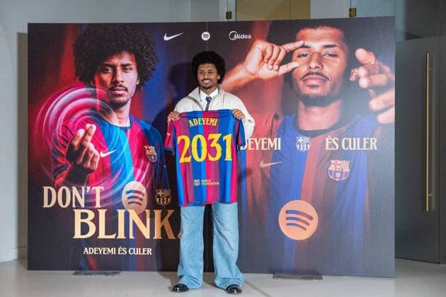 (260724) -- BARCELONA, July 24, 2026 -- FC Barcelona, Barca s new player Karim Adeyemi poses with a jersey bearing his name during his official presentation in Spotify Camp Nou, Barcelona, Spain, on July 23, 2026. (Photo by Xinhua) (SP)SPAIN-BARCELONA-FOOTBALL-FC BARCELONA-NEW PLAYER-KARIM ADEYEMI JoanxGosa 