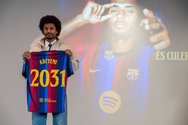 (260724) -- BARCELONA, July 24, 2026 -- FC Barcelona, Barca s new player Karim Adeyemi poses with a jersey bearing his name during his official presentation in Spotify Camp Nou, Barcelona, Spain, on July 23, 2026. (Photo by Xinhua) (SP)SPAIN-BARCELONA-FOOTBALL-FC BARCELONA-NEW PLAYER-KARIM ADEYEMI JoanxGosa 