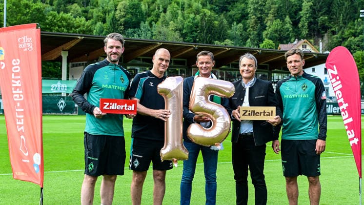 23.07.2026, AUT, Fußball, Herren, 1. Bundesliga, Trainingslager, Saison 2026 2027, Zell am Ziller, 15 Jahre Partnerschaft: SV Werder Bremen & Zillertal Pressegespräch im Rahmen des Trainingslagers 2026 mit anschliesender offiziellen Eröffnung des Kaiserschmarrn Festes, vl, Peter Niemeyer (Leiter Profifußball beim SV Werder Bremen), Klaus Filbry (Vorsitzender der Geschäftsführung und Kaufmännischer Geschäftsführer des SV Werder Bremen), Ferdinand Lechner (Obmann des Tourismusverbands Zell-Gerlos, Zillertal Arena und Verwaltungsratsvorsitzender der Zillertal Tourismus GmbH), Ronald Felder (Geschäftsführer Zillertal Tourismus GmbH), Clemens Fritz (Geschäftsführer Fußball des SV Werder Bremen) Zell am Ziller Parkstadion Tirol Österreich *** July 23, 2026, Austria, Soccer, Men s, 1st Bundesliga, Training Camp, 2026–2027 Season, Zell am Ziller, 15 Years of Partnership Between SV Werder Bremen and Zillertal Press Conference as part of the 2026 training camp, followed by the official opening of the Kaiserschmarrn Festival, from left to right: Peter Niemeyer, Head of Professional Soccer at SV Werder Bremen; Klaus Filbry, Chairman of the Executive Board and Commercial Director of SV Werder Bremen; Ferdinand Lechner, Chairman of the Zell-Gerlos Tourism Association, Zillertal Arena, and Chairman of the Board of Directors of Zillertal Tourismus GmbH; Ronald Felder, Managing Director of Zillertal Tourismus GmbH; Clemens Fritz, Managing Director of Soccer at SV Werder Bremen; Zell am Ziller, Parkstadion, Tyrol, Austria Copyright: xNordphotox xHafnerx