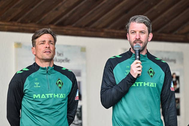 23.07.2026, AUT, Fußball, Herren, 1. Bundesliga, Trainingslager, Saison 2026 2027, Zell am Ziller, 15 Jahre Partnerschaft: SV Werder Bremen & Zillertal Pressegespräch im Rahmen des Trainingslagers 2026 mit anschliesender offiziellen Eröffnung des Kaiserschmarrn Festes, vl, Clemens Fritz (Geschäftsführer Fußball des SV Werder Bremen), Peter Niemeyer (Leiter Profifußball beim SV Werder Bremen) Zell am Ziller Musikpavillon Tirol Österreich *** July 23, 2026, Austria, Soccer, Men s, 1st Bundesliga, Training Camp, 2026–2027 Season, Zell am Ziller, 15 Years of Partnership Between SV Werder Bremen and Zillertal Press Conference as part of the 2026 training camp, followed by the official opening of the Kaiserschmarrn Festival, from left to right: Clemens Fritz, Managing Director of Soccer at SV Werder Bremen; Peter Niemeyer, Head of Professional Soccer at SV Werder Bremen; Zell am Ziller Music Pavilion, Tyrol, Austria Copyright: xNordphotox xHafnerx
