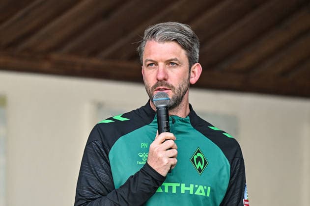 23.07.2026, AUT, Fußball, Herren, 1. Bundesliga, Trainingslager, Saison 2026 2027, Zell am Ziller, 15 Jahre Partnerschaft: SV Werder Bremen & Zillertal Pressegespräch im Rahmen des Trainingslagers 2026 mit anschliesender offiziellen Eröffnung des Kaiserschmarrn Festes, vl, Peter Niemeyer (Leiter Profifußball beim SV Werder Bremen) Zell am Ziller Musikpavillon Tirol Österreich *** July 23, 2026, Austria, Soccer, Men s, 1st Bundesliga, Training Camp, 2026–2027 Season, Zell am Ziller, 15 Years of Partnership Between SV Werder Bremen and Zillertal Press Conference as part of the 2026 training camp, followed by the official opening of the Kaiserschmarrn Festival, from left to right, Peter Niemeyer, Head of Professional Soccer at SV Werder Bremen, Zell am Ziller Music Pavilion, Tyrol, Austria Copyright: xNordphotox xHafnerx