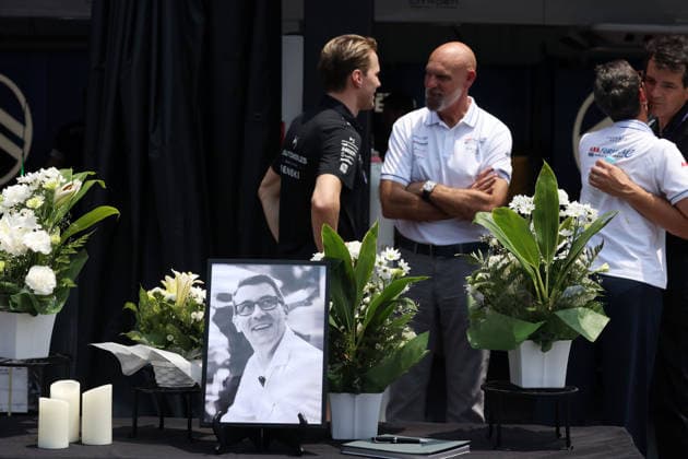 Bild, Kerzen und Blumen in Gedenken den kürzlich verstorbenen Cyril Blais (FRA) Teamchef auf einem Tisch vor der Citreon Box in der Boxengasse, dahinter Maximilian Günther (GER) im Gespräch mit Jeff Dodds (GBR) CEO FE, FIA Formel E Weltmeisterschaft, Saison 12, Tokio E- Prix, 24.07.2026 *** A photo, candles, and flowers in memory of the recently deceased Cyril Blais (FRA), team principal, on a table in front of the Citroën pit in the pit lane; behind them, Maximilian Günther (GER) is talking with Jeff Dodds (GBR), CEO of Formula E, FIA Formula E World Championship, Season 12, Tokyo E-Prix, July 24, 2026