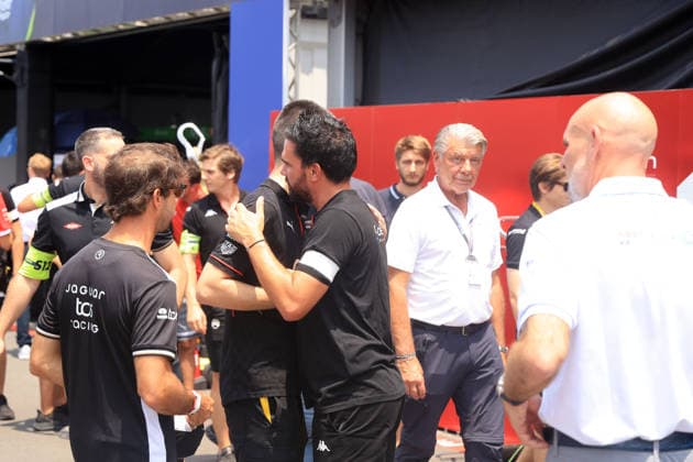 Mitglieder anderer Teams sprechen einem Citroen Mitarbeiter ihre Anteilnahme zum kürzlich verstorbenen Cyril Blais (FRA) Teamchef aus, Citreon Box in der Boxengasse, FIA Formel E Weltmeisterschaft, Saison 12, Tokio E- Prix, 24.07.2026 *** Members of other teams express their condolences to a Citroën employee following the recent passing of Cyril Blais, FRA team principal; Citroën pit in the pit lane; FIA Formula E World Championship, Season 12, Tokyo E-Prix, July 24, 2026