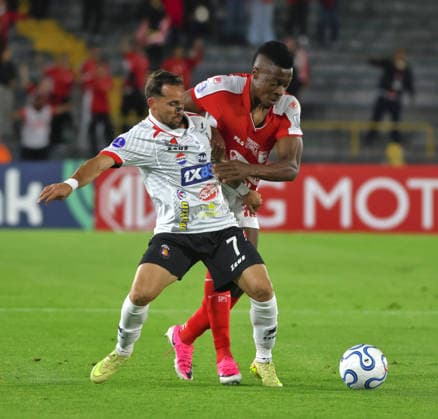 Independiente Santa Fe (COL) v Caracas (VEN) - Copa Conmebol Sudamericana Helibelton Palacios of Independiente Santa Fe (COL) and Robert Hernandez of Caracas FC (VEN) compete for the ball during the first leg of the Round of 32 playoff match of the 2026 CONMEBOL Sudamericana Cup, played at the Nemesio Camacho El Campin Stadium in Bogota, Colombia. Bogota Colombia  Copyright: xDanielxGarzonxHerazox originalFilename:garzonherazo-independ260723_npmBv.jpg