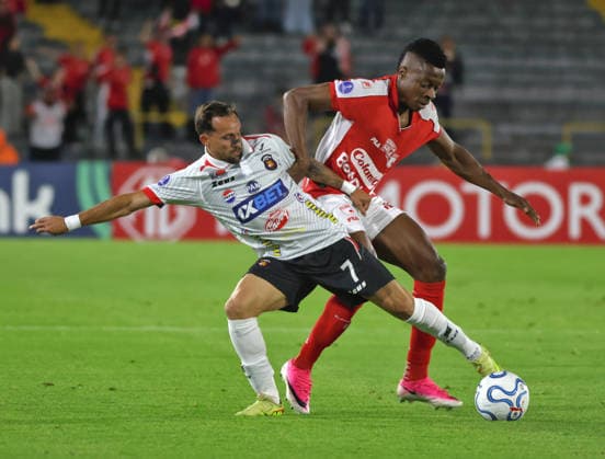 Independiente Santa Fe (COL) v Caracas (VEN) - Copa Conmebol Sudamericana Helibelton Palacios of Independiente Santa Fe (COL) and Robert Hernandez of Caracas FC (VEN) compete for the ball during the first leg of the Round of 32 playoff match of the 2026 CONMEBOL Sudamericana Cup, played at the Nemesio Camacho El Campin Stadium in Bogota, Colombia. Bogota Colombia  Copyright: xDanielxGarzonxHerazox originalFilename:garzonherazo-independ260723_npmzy.jpg