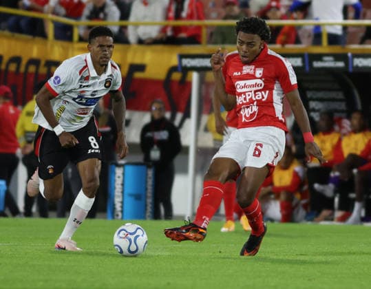 Independiente Santa Fe (COL) v Caracas (VEN) - Copa Conmebol Sudamericana Kilian Toscano of Independiente Santa Fe and Irving Gudino of Caracas FC compete for the ball during the first leg of the Round of 32 playoff of the 2026 CONMEBOL Sudamericana Cup at the Nemesio Camacho El Campin Stadium in Bogota, Colombia, on an unspecified date. Bogota Colombia  Copyright: xDanielxGarzonxHerazox originalFilename:garzonherazo-independ260723_npZKO.jpg