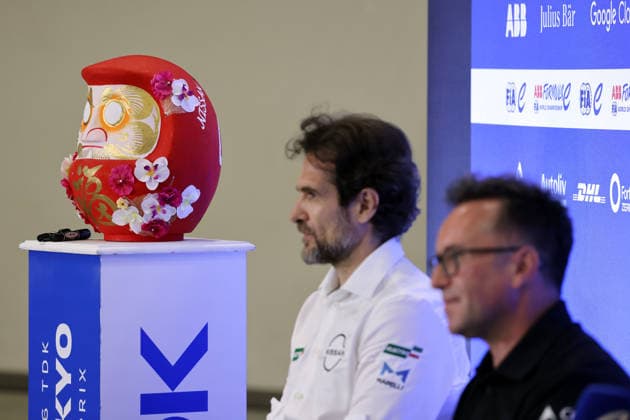 Japanischer Talissmann neben Tommaso Volpe (ITA) Nissan Teamchef und Roger Griffiths (GBR) Teamchef Andretti FE vor der Pressekonferenz zur Zusammenarbeit zwichen Nissan und Andretti ab kommender Saison 13 2027-28, FIA Formel E Weltmeisterschaft, Saison 12, Tokio E- Prix, 24.07.2026, *** Japanese mascot alongside Tommaso Volpe (ITA), Nissan team principal, and Roger Griffiths (GBR), Andretti FE team principal, ahead of the press conference announcing the partnership between Nissan and Andretti starting with Season 13 in 2027–28, FIA Formula E World Championship, Season 12, Tokyo E-Prix, July 24, 2026,