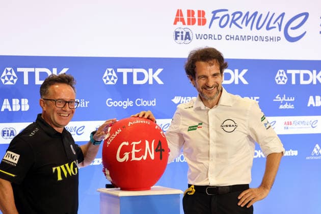 Roger Griffiths (GBR) Teamchef Andretti FE und Tommaso Volpe (ITA) Nissan Teamchef an einem japanischen Talissmann, Pressekonferenz zur Zusammenarbeit zwichen Nissan und Andretti ab kommender Gen 4 Saison 13 2027-28, FIA Formel E Weltmeisterschaft, Saison 12, Tokio E- Prix, 24.07.2026, *** Roger Griffiths (GBR), Team Principal of Andretti FE, and Tommaso Volpe (ITA), Team Principal of Nissan, at a Japanese press conference announcing the partnership between Nissan and Andretti starting with the upcoming Gen 4 season on July 13, 2027, FIA Formula E World Championship, Season 12, Tokyo E-Prix, July 24, 2026,