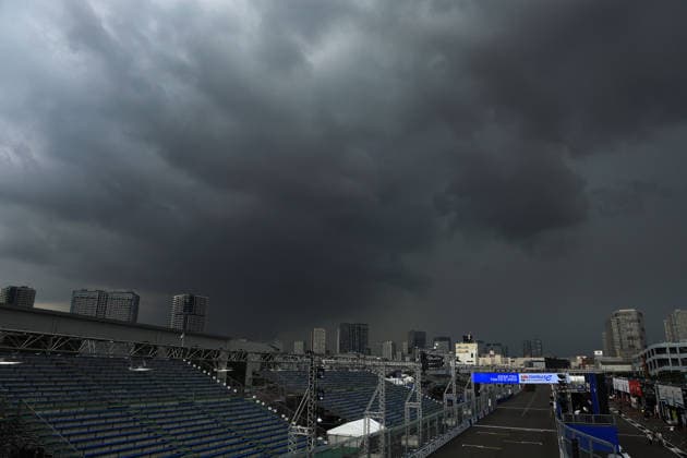Dunkle Wolken eines Gewitters ziehen über die Start- Zielgeraden der Rennstrecke, FIA Formel E Weltmeisterschaft, Saison 12, Tokio E- Prix, 24.07.2026, Unwetter, Wetterumschwung *** Dark storm clouds roll across the start-finish straight of the racetrack, FIA Formula E World Championship, Season 12, Tokyo E-Prix, July 24, 2026, severe weather, sudden change in weather