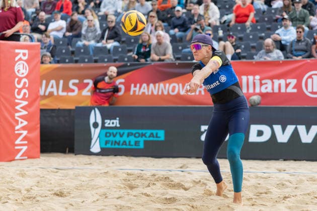 Deutsche Meisterschaften im Beach-Volleyball. 2026 Melanie Gernert (Kiel). Deutsche Meisterschaften im Beach-Volleyball am 24. Juli 2026 in Hannover. Viertelfinalspiel zwischen dem 1. Beachclub Kiel und dem Olympischen Club BW Stuttgart., Hannover Niedersachsen Deutschland Opernplatz *** 2026 German Beach Volleyball Championships Melanie Gernert Kiel German Beach Volleyball Championships on July 24, 2026, in Hanover Quarterfinal match between 1 Beachclub Kiel and Olympischer Sport Club BW Stuttgart, Hanover, Lower Saxony, Germany, Opernplatz