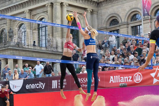 Deutsche Meisterschaften im Beach-Volleyball. 2026 Clara Dreßen (Olympischer Club BW Stuttgart) schlägt auf den Block von Nele Barber (Kiel). Im Hintergrund die Oper. Deutsche Meisterschaften im Beach-Volleyball am 24. Juli 2026 in Hannover. Viertelfinalspiel zwischen dem 1. Beachclub Kiel und dem Olympischen Sport Club BW Stuttgart., Hannover Niedersachsen Deutschland Opernplatz *** 2026 German Beach Volleyball Championships: Clara Dreßen of the Olympischer Sport Club BW Stuttgart spikes the ball over Nele Barber of Kiel. The opera house is visible in the background. German Beach Volleyball Championships on July 24, 2026, in Hanover. Quarterfinal match between 1 Beachclub Kiel and the Olympischer Sport Club BW Stuttgart , Hanover, Lower Saxony, Germany, Opernplatz