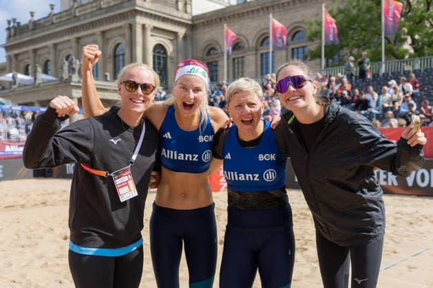 Deutsche Meisterschaften im Beach-Volleyball. 2026 Von links: Anna Behlen, Nele Barber,Melanie Gernert und Sarah Schulz (alle 1. Beachclub Kiel). Deutsche Meisterschaften im Beach-Volleyball am 24. Juli 2026 in Hannover. Viertelfinalspiel zwischen dem 1. Beachclub Kiel und dem Olympischen Club BW Stuttgart., Hannover Niedersachsen Deutschland Opernplatz *** 2026 German Beach Volleyball Championships. From left: Anna Behlen, Nele Barber, Melanie Gernert, and Sarah Schulz, all from 1 Beachclub Kiel. German Beach Volleyball Championships on July 24, 2026, in Hanover. Quarterfinal match between 1 Beachclub Kiel and Olympischer Sport Club BW Stuttgart, Hanover, Lower Saxony, Germany, Opernplatz.