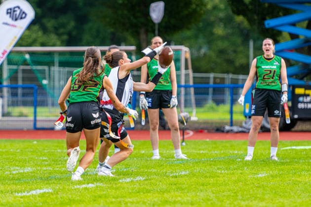 Munich Spatzen (grün) gegen Düsseldorf Firecats (weiß) - Halbfinale Frauen - Flag Football - Die Finals 2026 (24.07.2026, Hannover Erika-Fisch-Stadion (Hannover, GER), *** Munich Spatzen (green) vs. Düsseldorf Firecats (white) Women s Flag Football Semifinal, The Finals 2026, July 24, 2026, Erika Fisch Stadium, Hanover, GER, Copyright: xJanxGuentherx