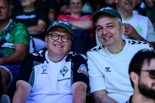 AUT 1.FBL, Trainingslager SV Werder Bremen 2026 - Training Arnd Zeigler (Moderator, Stadionsprecher Werder Bremen) (re) Dr. Hubertus Hess-Grunewald (Vorsitzender des Aufsichtsrats SV Werder Bremen) (li) Foto nordphoto GmbH KFoto Zell am Ziller Parkstadion Zillertal Österreich *** AUT 1 FBL, SV Werder Bremen Training Camp 2026; Training session with Arnd Zeigler, host and stadium announcer for Werder Bremen (right); Dr. Hubertus Hess Grunewald, Chairman of the Supervisory Board of SV Werder Bremen (left); Photo: nordphoto GmbH; Photo taken at Parkstadion Zillertal in Zell am Ziller, Austria Copyright: xnordphotoxGmbHx xKFOTOx