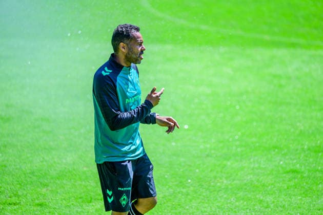 AUT 1.FBL, Trainingslager SV Werder Bremen 2026 - Training Trainer Daniel Thioune (Werder Bremen) Foto nordphoto GmbH KFoto Zell am Ziller Parkstadion Zillertal Österreich *** AUT 1 FBL, SV Werder Bremen Training Camp 2026, Coach Daniel Thioune, Werder Bremen, Photo by nordphoto GmbH, KFoto, Zell am Ziller, Parkstadion Zillertal, Austria Copyright: xnordphotoxGmbHx xKFOTOx
