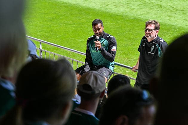 24.07.2026, AUT, Fußball, Herren, 1. Bundesliga, Trainingslager, Saison 2026 2027, Zell am Ziller, SV Werder Bremen Trainer Daniel Thioune (Werder Bremen) stellt sich nach dem Vormittagstraining den Fragen der Fans Zell am Ziller Parkstadion Tirol Österreich *** July 24, 2026, Austria, Soccer, Men s, 1. Bundesliga, Training Camp, 2026–2027 Season, Zell am Ziller, SV Werder Bremen Coach Daniel Thioune Werder Bremen answers fans’ questions after morning practice Zell am Ziller Parkstadion Tyrol, Austria Copyright: xNordphotox xHafnerx