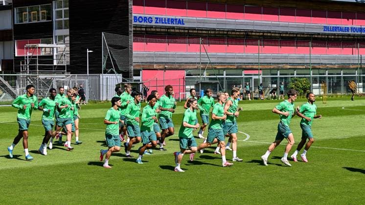 24.07.2026, AUT, Fußball, Herren, 1. Bundesliga, Trainingslager, Saison 2026 2027, Zell am Ziller, SV Werder Bremen das Vormittagstraining startet mit einer Laufeinheit, im Hintergrund die Zillertaler Tourismusschule Zell am Ziller Parkstadion Tirol Österreich *** July 24, 2026, Austria, Soccer, Men s, 1. Bundesliga, Training Camp, 2026–2027 Season, Zell am Ziller, SV Werder Bremen: The morning training session begins with a running drill, with the Zillertal Tourism School in Zell am Ziller visible in the background. Parkstadion, Tyrol, Austria Copyright: xNordphotox xHafnerx