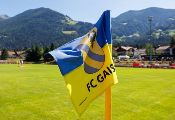 24.07.2026 - Fussball - 2. Fussball-Bundesliga - Saison 2026 2027 - 1. FC Nürnberg FCN Club - Trainingslager Sommer Sommertrainingslager Gais - Bruneck - Südtirol - Zink DaMa - xdaxmax - Symbolbild Symbolfoto Feature Impression - Eckfahne des FC Gais *** July 24, 2026 Soccer 2 Bundesliga 2026–2027 Season 1 FC Nürnberg FCN Club Summer Training Camp Summer Training Camp in Gais, Bruneck, South Tyrol Zink DaMa xdaxmax Stock photo Feature Impression Corner flag of the FC Gais