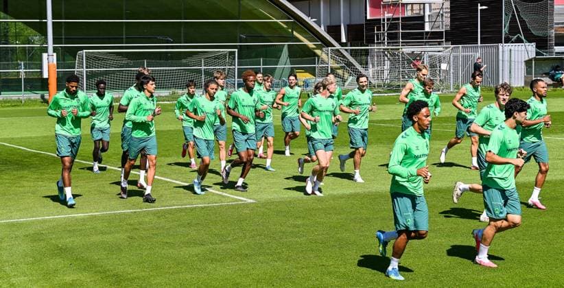 24.07.2026, AUT, Fußball, Herren, 1. Bundesliga, Trainingslager, Saison 2026 2027, Zell am Ziller, SV Werder Bremen das Vormittagstraining startet mit einer Laufeinheit Zell am Ziller Parkstadion Tirol Österreich *** July 24, 2026, Austria, Soccer, Men s, 1. Bundesliga, Training Camp, 2026–2027 Season, Zell am Ziller, SV Werder Bremen: The morning training session begins with a running drill at the Zell am Ziller Parkstadion in Tyrol, Austria Copyright: xNordphotox xHafnerx