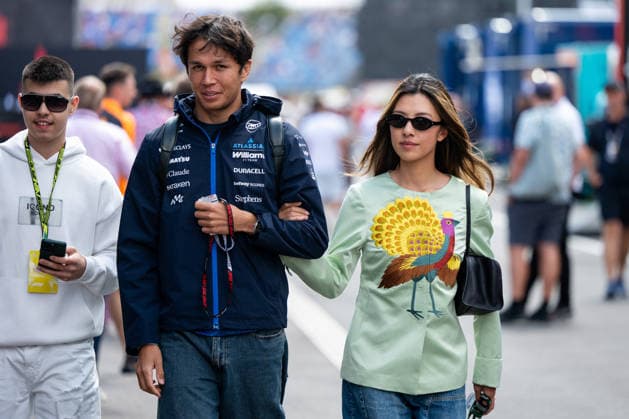 24.07.2026, HUN, Motorsport, FIA Formel 1 Weltmeisterschaft, Freies Training, Saison 2026, Hungaroring Budapest, Großer Preis von Ungarn Alexander Albon ( Atlassian Williams F1 Team, Thailand, 23 ) mit Freundin Lily Muni He, Mogyorod Hungaroring Pest Ungarn *** July 24, 2026, HUN, Motorsports, FIA Formula 1 World Championship, Free Practice, 2026 Season, Hungaroring Budapest, Hungarian Grand Prix, Alexander Albon, Atlassian Williams F1 Team, Thailand, 23, with girlfriend Lily Muni He, Mogyorod, Hungaroring, Pest, Hungary Copyright: xNordphotox xMemmlerx