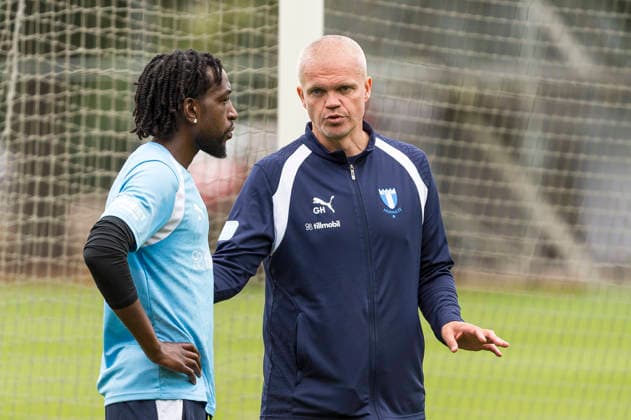 260724 Warren Kamanzi och huvudtränare Gaute Helstrup under en träning med Malmö FF den 24 juli 2026 i Malmö. *** 260724 Warren Kamanzi and head coach Gaute Helstrup during a training session with Malmö FF on July 24, 2026, in Malmö  Copyright: CHRISTIANxÖRNBERG BB260724CO018