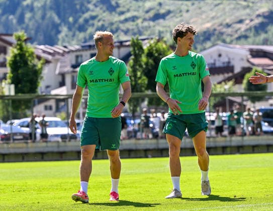 24.07.2026, AUT, Fußball, Herren, 1. Bundesliga, Trainingslager, Saison 2026 2027, Zell am Ziller, SV Werder Bremen Marco Grüll (Werder Bremen, 17), Jens Stage (Werder Bremen, 6) Zell am Ziller Parkstadion Tirol Österreich *** July 24, 2026, Austria, Soccer, Men s, 1. Bundesliga, Training Camp, 2026–2027 Season, Zell am Ziller, SV Werder Bremen, Marco Grüll (Werder Bremen, 17), Jens Stage (Werder Bremen, 6), Zell am Ziller Parkstadion, Tyrol, Austria Copyright: xNordphotox xHafnerx