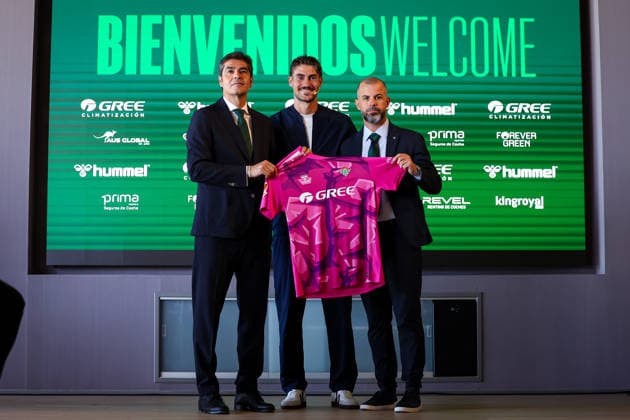 ESP: Presentation Facundo Bernal, Fran Garcia and Diego Conde as new Real Betis players. Diego Conde poses for photo during his presentation as a new player of Real Betis at Luis del Sol complex on July 24, 2026 in Sevilla, Spain. Sevilla Spain Soccer *** ESP Presentation: Facundo Bernal, Fran Garcia, and Diego Conde as New Real Betis Players Diego Conde poses for a photo during his presentation as a new Real Betis player at the Luis del Sol Sports Complex on July 24, 2026, in Seville, Spain Seville, Spain Soccer Copyright: xRafaelxRomanx xAgenciaxLOFx