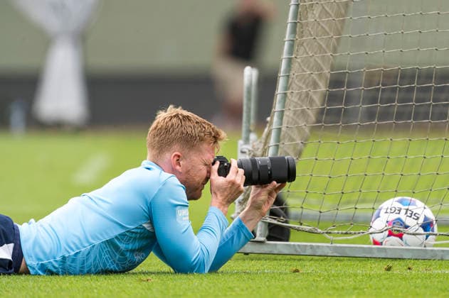 260724 Anders Christiansen fotograferar under en träning med Malmö FF den 24 juli 2026 i Malmö. *** 260724 Anders Christiansen takes photos during a training session with Malmö FF on July 24, 2026, in Malmö  Copyright: CHRISTIANxÖRNBERG BB260724CO037
