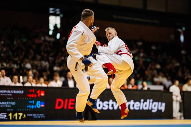 Die Finals 2026 - Ju-Jutsu, 24.07.2026 Rudolf Shophaus (Team Nord - Rot) Flo Pommert (Team West - Blau) Vorrunde; Die Finals 2026 - Ju-Jutsu am 24.07.2026 in der Swiss Life Hall, Hannover *** The 2026 Ju-Jutsu Finals, July 24, 2026: Rudolf Shophaus (Team North, Red) vs. Flo Pommert (Team West, Blue) – Preliminary Round. The 2026 Ju-Jutsu Finals on July 24, 2026, at the Swiss Life Hall in Hanover Copyright: xBEAUTIFULxSPORTS Tonhäuserx