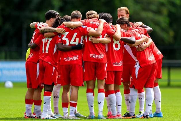 EPE , 24-07-2026 , Sportpark Ericaweg , season 2026 2027 , Dutch pre-season football , friendly match between SC Cambuur and FC Utrecht , picture shows The starting eleven of FC Utrecht form a huddle Cambuur - Utrecht  x205178099x Copyright:
