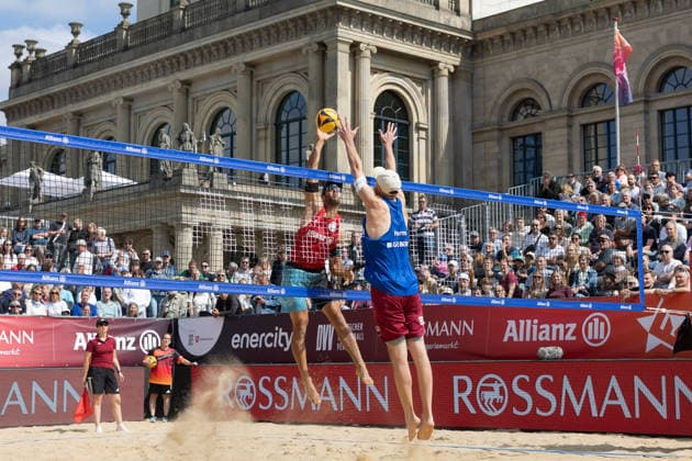 Deutsche Meisterschaften im Beach-Volleyball. 2026 Kim Huber (München) schlägt gegen den Block von Manuel Harms (Kiel). Deutsche Meisterschaften im Beach-Volleyball am 24. Juli 2026 in Hannover. Viertelfinalspiel der Männer zwischen dem 1. Beachclub Kiel und Beachvolley United München., Hannover Niedersachsen Deutschland Opernplatz *** 2026 German Beach Volleyball Championships: Kim Huber of Munich attacks against the block set by Manuel Harms of Kiel. German Beach Volleyball Championships on July 24, 2026, in Hanover. Men’s quarterfinal match between 1 Beachclub Kiel and Beachvolley United Munich, Hanover, Lower Saxony, Germany, Opernplatz