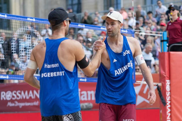 Deutsche Meisterschaften im Beach-Volleyball. 2026 Die Kieler Manuel Harms und Bo Hansen klatschen miteinander ab. Deutsche Meisterschaften im Beach-Volleyball am 24. Juli 2026 in Hannover. Viertelfinalspiel der Männer zwischen dem 1. Beachclub Kiel und Beachvolley United München., Hannover Niedersachsen Deutschland Opernplatz *** 2026 German Beach Volleyball Championships: Manuel Harms and Bo Hansen of Kiel high-five each other. German Beach Volleyball Championships on July 24, 2026, in Hanover. Men’s quarterfinal match between 1 Beachclub Kiel and Beachvolley United Munich, Hanover, Lower Saxony, Germany, Opernplatz