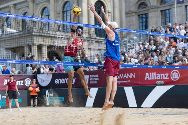 Deutsche Meisterschaften im Beach-Volleyball. 2026 Kim Huber (München) schlägt gegen den Block von Manuel Harms (Kiel). Deutsche Meisterschaften im Beach-Volleyball am 24. Juli 2026 in Hannover. Viertelfinalspiel der Männer zwischen dem 1. Beachclub Kiel und Beachvolley United München., Hannover Niedersachsen Deutschland Opernplatz *** 2026 German Beach Volleyball Championships: Kim Huber of Munich attacks against the block by Manuel Harms of Kiel. German Beach Volleyball Championships on July 24, 2026, in Hanover. Men’s quarterfinal match between 1 Beachclub Kiel and Beachvolley United Munich, Hanover, Lower Saxony, Germany, Opernplatz