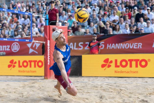 Deutsche Meisterschaften im Beach-Volleyball. 2026 Manuel Harms (Kiel). Deutsche Meisterschaften im Beach-Volleyball am 24. Juli 2026 in Hannover. Viertelfinalspiel der Männer zwischen dem 1. Beachclub Kiel und Beachvolley United München., Hannover Niedersachsen Deutschland Opernplatz *** 2026 German Beach Volleyball Championships, Manuel Harms, Kiel; German Beach Volleyball Championships on July 24, 2026, in Hanover; Men’s quarterfinal match between 1 Beachclub Kiel and Beachvolley United Munich; Hanover, Lower Saxony, Germany; Opernplatz