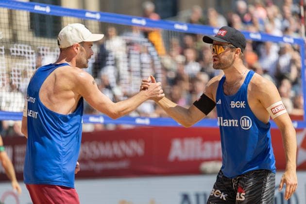 Deutsche Meisterschaften im Beach-Volleyball. 2026 Die Kieler Manuel Harms und Bo Hansen klatschen miteinander ab. Deutsche Meisterschaften im Beach-Volleyball am 24. Juli 2026 in Hannover. Viertelfinalspiel der Männer zwischen dem 1. Beachclub Kiel und Beachvolley United München., Hannover Niedersachsen Deutschland Opernplatz *** 2026 German Beach Volleyball Championships: Manuel Harms and Bo Hansen of Kiel high-five each other. German Beach Volleyball Championships on July 24, 2026, in Hanover. Men’s quarterfinal match between 1 Beachclub Kiel and Beachvolley United Munich, Hanover, Lower Saxony, Germany, Opernplatz