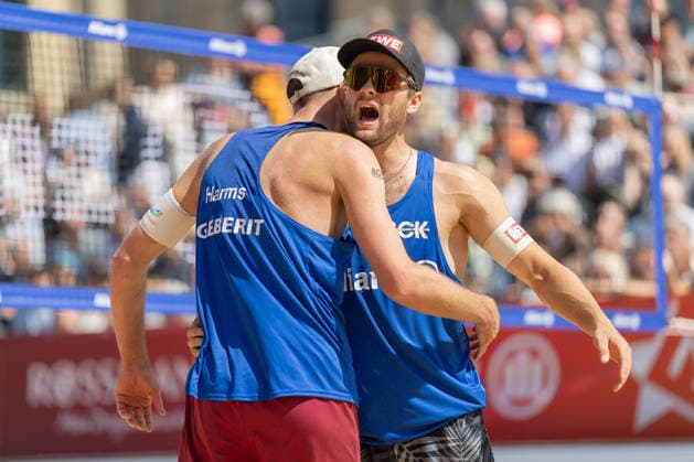 Deutsche Meisterschaften im Beach-Volleyball. 2026 Die Kieler Manuel Harms und Bo Hansen klatschen miteinander ab. Deutsche Meisterschaften im Beach-Volleyball am 24. Juli 2026 in Hannover. Viertelfinalspiel der Männer zwischen dem 1. Beachclub Kiel und Beachvolley United München., Hannover Niedersachsen Deutschland Opernplatz *** 2026 German Beach Volleyball Championships: Manuel Harms and Bo Hansen of Kiel high-five each other. German Beach Volleyball Championships on July 24, 2026, in Hanover. Men’s quarterfinal match between 1 Beachclub Kiel and Beachvolley United Munich, Hanover, Lower Saxony, Germany, Opernplatz