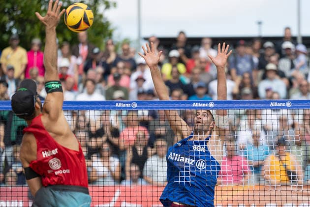 Deutsche Meisterschaften im Beach-Volleyball. 2026 Kim Huber (Beachvolley United München) schlägt gegen den Block von Manuel Harms (1. Beachclub Kiel). Deutsche Meisterschaften im Beach-Volleyball am 24. Juli 2026 in Hannover. Viertelfinalspiel der Männer zwischen dem 1. Beachclub Kiel und Beachvolley United München., Hannover Niedersachsen Deutschland Opernplatz *** 2026 German Beach Volleyball Championships: Kim Huber of Beachvolley United Munich attacks against the block by Manuel Harms of 1 Beachclub Kiel. German Beach Volleyball Championships on July 24, 2026, in Hanover. Men’s quarterfinal match between 1 Beachclub Kiel and Beachvolley United Munich, Hanover, Lower Saxony, Germany, Opernplatz