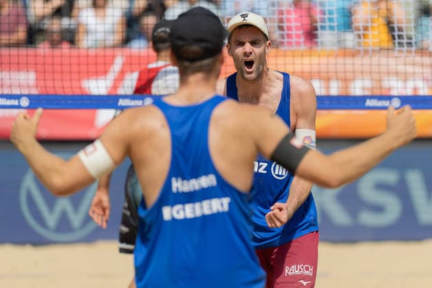 Deutsche Meisterschaften im Beach-Volleyball. 2026 Die Kieler Manuel Harms und Bo Hansen jubeln nach dem Siegpunkt. Deutsche Meisterschaften im Beach-Volleyball am 24. Juli 2026 in Hannover. Viertelfinalspiel der Männer zwischen dem 1. Beachclub Kiel und Beachvolley United München., Hannover Niedersachsen Deutschland Opernplatz *** 2026 German Beach Volleyball Championships: Kiel’s Manuel Harms and Bo Hansen celebrate after scoring the winning point at the German Beach Volleyball Championships on July 24, 2026, in Hanover. Men’s quarterfinal match between 1 Beachclub Kiel and Beachvolley United Munich, Hanover, Lower Saxony, Germany, Opernplatz