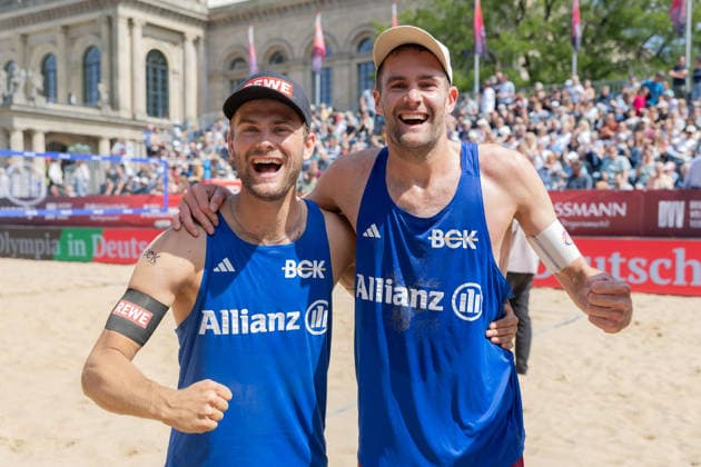 Deutsche Meisterschaften im Beach-Volleyball. 2026 Die Kieler Manuel Harms (rechts) und Bo Hansen jubeln nach dem Sieg. Deutsche Meisterschaften im Beach-Volleyball am 24. Juli 2026 in Hannover. Viertelfinalspiel der Männer zwischen dem 1. Beachclub Kiel und Beachvolley United München., Hannover Niedersachsen Deutschland Opernplatz *** 2026 German Beach Volleyball Championships: Kiel’s Manuel Harms (right) and Bo Hansen celebrate after their victory at the German Beach Volleyball Championships on July 24, 2026, in Hanover. Men’s quarterfinal match between 1 Beachclub Kiel and Beachvolley United Munich, Hanover, Lower Saxony, Germany, Opernplatz