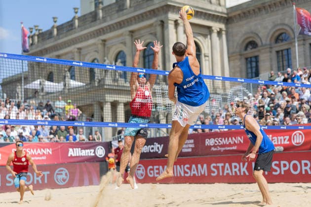 Deutsche Meisterschaften im Beach-Volleyball. 2026 Hennes Nissen und Milan Sievers (Kiel) gegen Jonas Kaminski und Daniel Kirchner (München). Deutsche Meisterschaften im Beach-Volleyball am 24. Juli 2026 in Hannover. Viertelfinalspiel der Männer zwischen dem 1. Beachclub Kiel und Beachvolley United München., Hannover Niedersachsen Deutschland Opernplatz *** 2026 German Beach Volleyball Championships: Hennes Nissen and Milan Sievers (Kiel) vs. Jonas Kaminski and Daniel Kirchner (Munich). German Beach Volleyball Championships on July 24, 2026, in Hanover. Men’s quarterfinal match between 1 Beachclub Kiel and Beachvolley United Munich, Hanover, Lower Saxony, Germany, Opernplatz