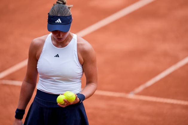 MSC Hamburg Ladies Open - Day 5 Alina Charaeva of Armenia plays during her quarterfinal match against fourth seed Anna Bondar of Hungary at the 2026 MSC Hamburg Ladies Open women s tennis tournament at Am Rothenbaum in Hamburg, Germany. Hamburg Hamburg Germany  Copyright: xOwenxHammondx originalFilename:hammond-2026msch260724_npTfM.jpg