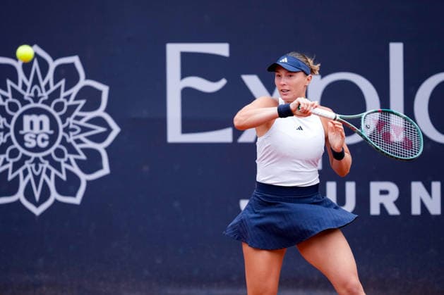 MSC Hamburg Ladies Open - Day 5 Alina Charaeva of Armenia plays during her quarterfinal match against fourth seed Anna Bondar of Hungary at the 2026 MSC Hamburg Ladies Open women s tennis tournament at Am Rothenbaum in Hamburg, Germany. Hamburg Hamburg Germany  Copyright: xOwenxHammondx originalFilename:hammond-2026msch260724_npMYK.jpg