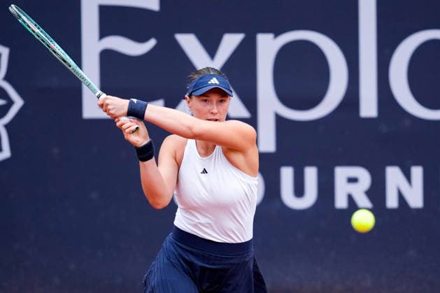 MSC Hamburg Ladies Open - Day 5 Alina Charaeva of Armenia plays during her quarterfinal match against fourth seed Anna Bondar of Hungary at the 2026 MSC Hamburg Ladies Open women s tennis tournament at Am Rothenbaum in Hamburg, Germany. Hamburg Hamburg Germany  Copyright: xOwenxHammondx originalFilename:hammond-2026msch260724_npwtn.jpg