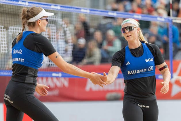 Deutsche Meisterschaften im Beach-Volleyball. 2026 Sarah Schulz und Anna Behlen (beide 1. Beachclub Kiel). Deutsche Meisterschaften im Beach-Volleyball am 24. Juli 2026 in Hannover. Viertelfinalspiel zwischen dem 1. Beachclub Kiel und dem Olympischen Club BW Stuttgart., Hannover Niedersachsen Deutschland Opernplatz *** 2026 German Beach Volleyball Championships: Sarah Schulz and Anna Behlen, both of 1 Beachclub Kiel; German Beach Volleyball Championships on July 24, 2026, in Hanover; quarterfinal match between 1 Beachclub Kiel and Olympischer Sport Club BW Stuttgart; Hanover, Lower Saxony, Germany; Opernplatz
