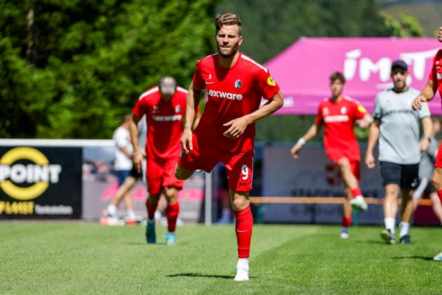 Lucas Höler, Holer (SC Freiburg, 09) beim Aufwärmen vor Spielbeginn , Österreich, Fussball, Testspiel, 2026 2027, SC Freiburg vs. Derby County, 24.07.2026, Imst Velly Arena Österreich *** Lucas Höler, SC Freiburg, No. 09 warming up before kickoff, Austria, soccer, friendly match, 2026–2027, SC Freiburg vs. Derby County, July 24, 2026, Imst Velly Arena, Austria Copyright: xGrantxHubbsx
