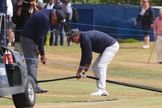 UK: The ISPS HANDA Senior Open Championship at King‚Äôs Course, Gleneagles, Scotland on 24 July 2026: Pictured: Clubhouse leader on -6 Jerry Kelly (USA) gets a lift from TV cables on the 18th green during the second round of the ISPS Handa Senior Open Championship 2026 Gleneagles King‚Äôs Course Scotland Scotland Copyright: xAlexxToddx