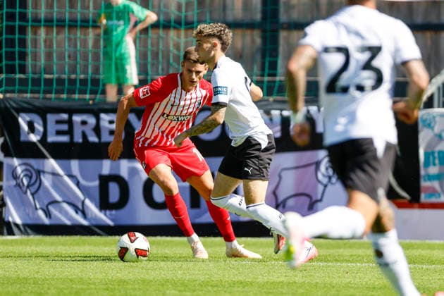 Yannik Engelhardt (SC Freiburg, 16) und Bobby Clark (Derby County, 08) im Zweikampf , Österreich, Fussball, Testspiel, 2026 2027, SC Freiburg vs. Derby County, 24.07.2026, Imst Velly Arena Österreich *** Yannik Engelhardt of SC Freiburg, 16, and Bobby Clark of Derby County, 08, in a tackle; Austria, soccer, friendly match, 2026–2027, SC Freiburg vs. Derby County, July 24, 2026, Imst Velly Arena, Austria Copyright: xGrantxHubbsx