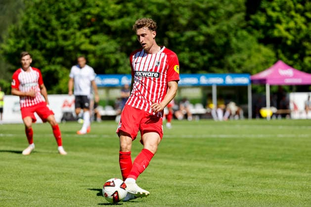Patrick Osterhage (SC Freiburg, 06) am Ball , Österreich, Fussball, Testspiel, 2026 2027, SC Freiburg vs. Derby County, 24.07.2026, Imst Velly Arena Österreich *** Patrick Osterhage, SC Freiburg, 06 am Ball, Austria, Soccer, Friendly Match, 2026–2027, SC Freiburg vs. Derby County, July 24, 2026, Imst Velly Arena, Austria Copyright: xGrantxHubbsx