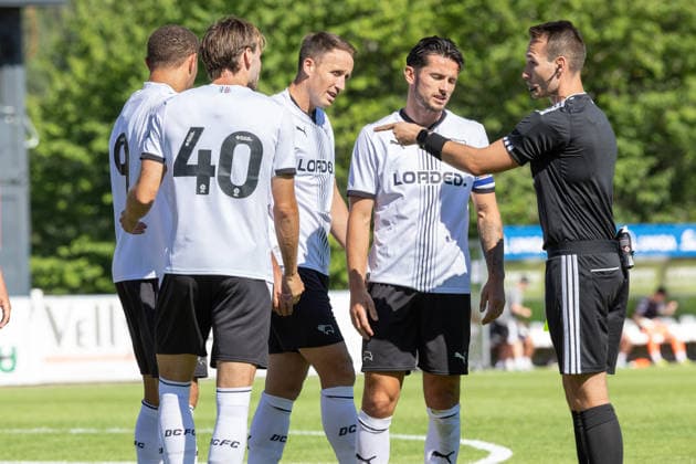 SOCCER - Freiburg vs Derby, test match IMST,AUSTRIA,24.JUL.26 - SOCCER - 1. DFL, 1. Deutsche Bundesliga, EFL Championship, SC Freiburg vs Derby County FC, test match. Image shows Ryan Hedges (Derby County) and referee Matthias Gaechter.  GEPAxpictures xMichaelxKristen